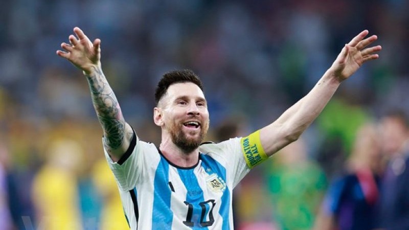 Và hiện giờ là thời điểm của Messi, người đã mang về chiếc cup vàng cho quê hương