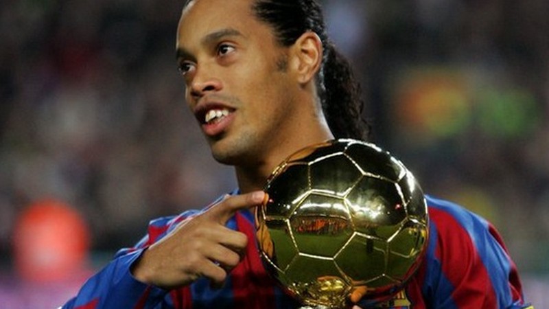 2005 thuộc về ảo thuật gia sân cỏ Ronaldinho